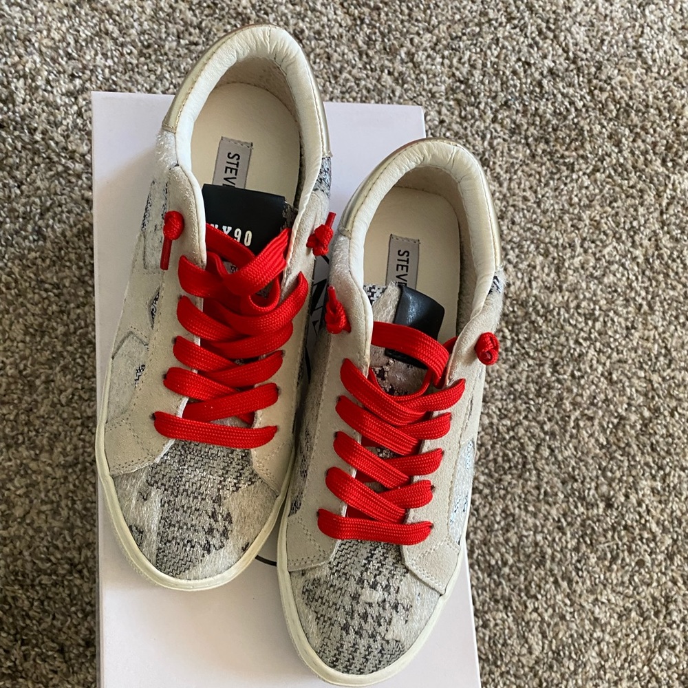 Women’s shoes (sneakers)
